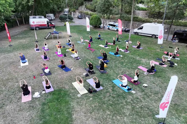 Efeler’de açık hava yoga etkinliği yoğun ilgi gördü
