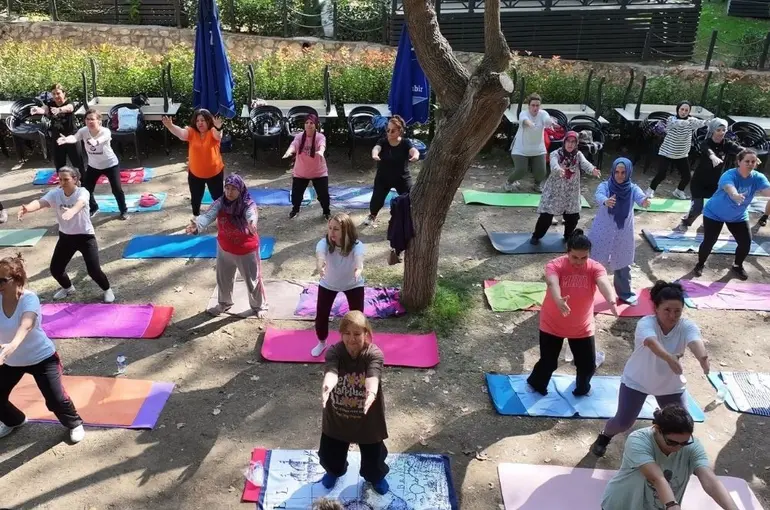Efeler’de açık havada yoga zamanı
