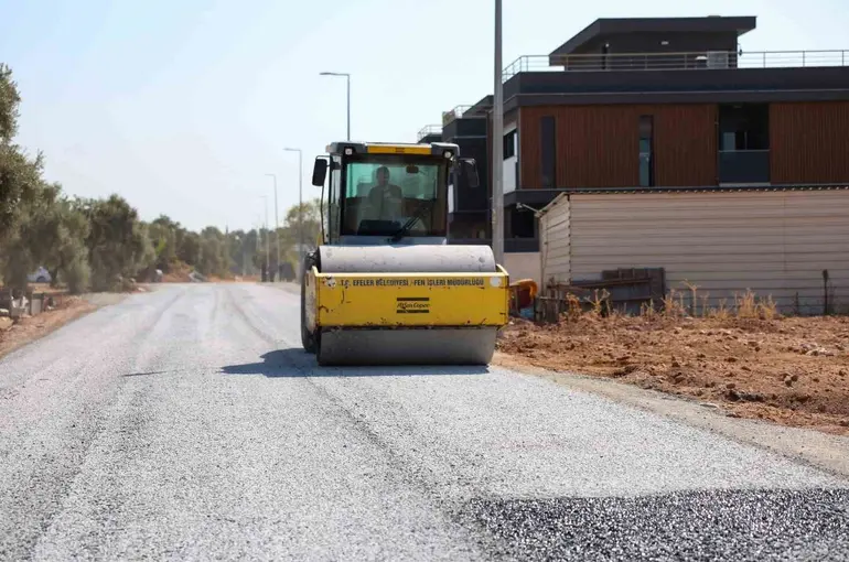 Efeler’de yol yenileme çalışmaları sürüyor
