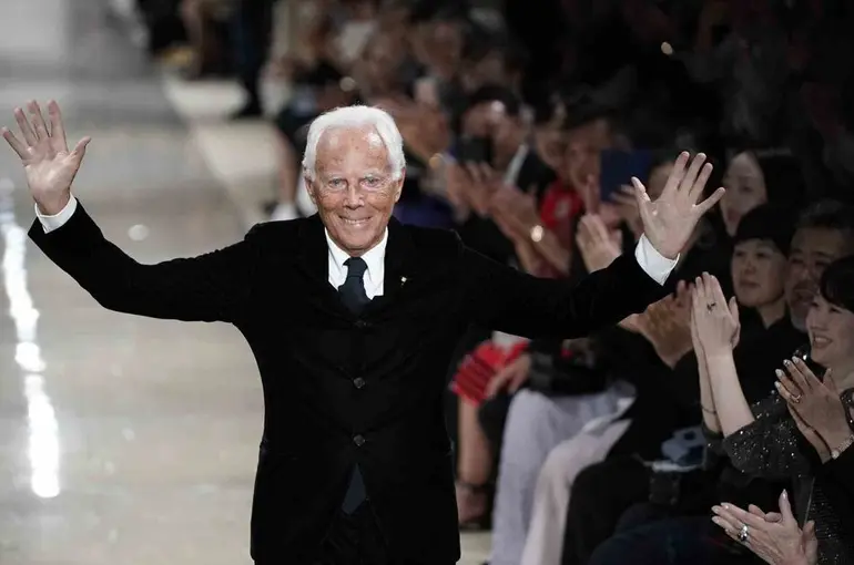 Efsanevi İtalyan moda tasarımcısı Giorgio Armani hayatını kaybetti
