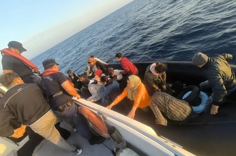 Ege Denizi’nde kaçış son buldu: 58 göçmen yakalandı
