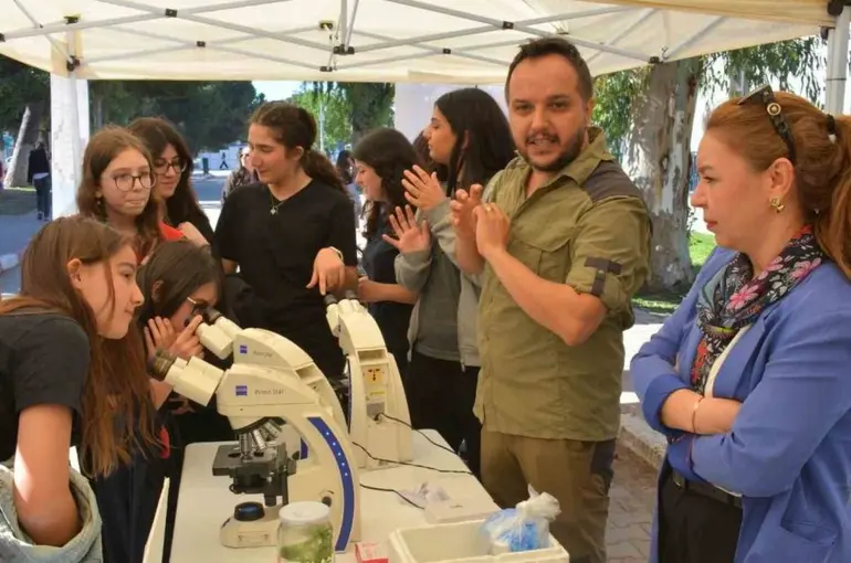 Ege Üniversitesinde, bilimle çocukların neşesi buluştu
