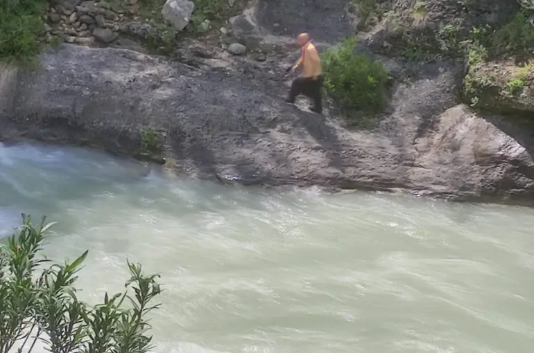 Eğlence Çayı’na giren genç kayboldu, ekipler seferber oldu

