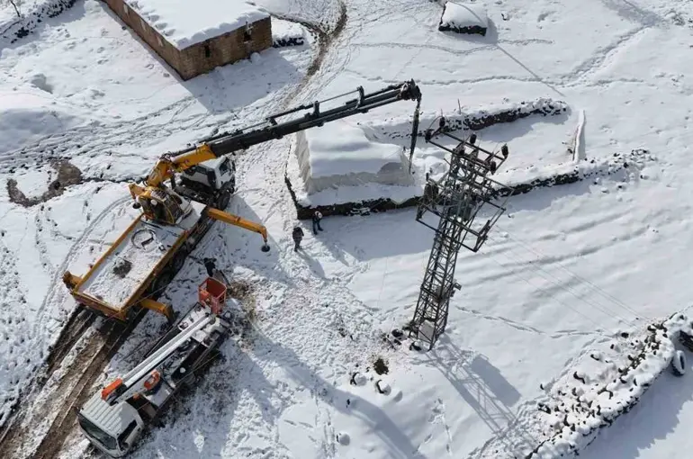 Ekipler zorlu hava şartlarında enerji hatlarını onarıyor
