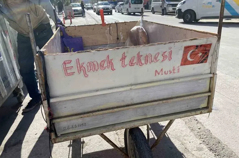 ‘Ekmek Teknesi’ yazılı el arabası ile her gün saatlerce atık malzeme topluyor
