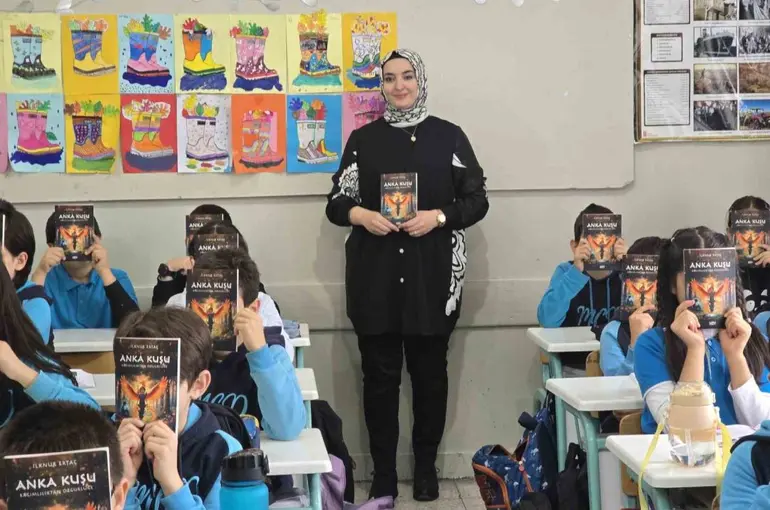 Ekran bağımlılığı haberinin etkisinde kaldı, kitap yazarak öğrencilerine yol gösterdi

