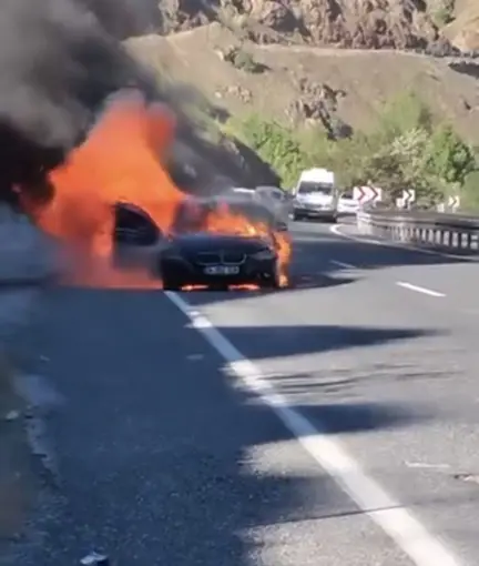 Elazığ’da araç alev topuna döndü
