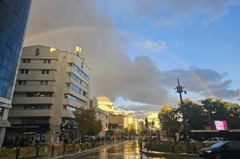 Elazığ’da gökkuşağı görsel şölen sundu
