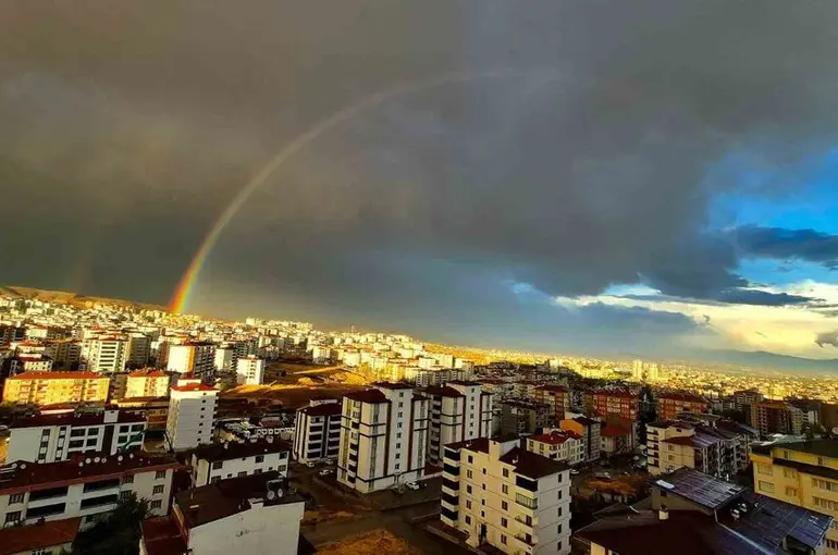 Elazığ’da gökkuşağı şöleni
