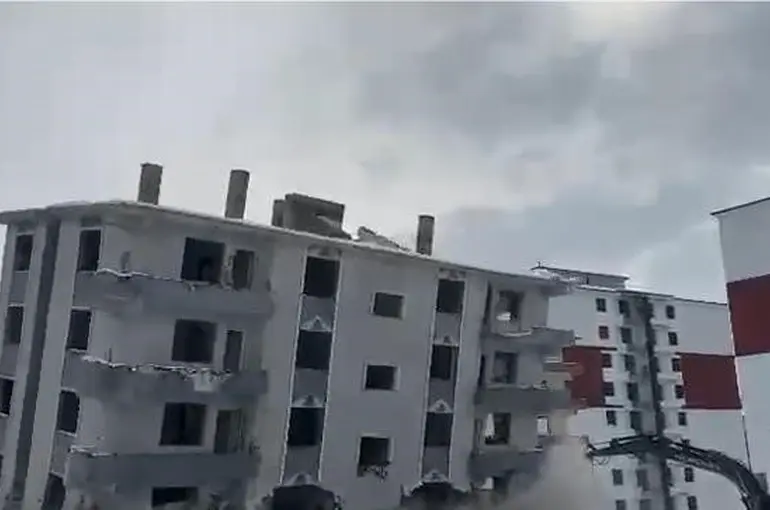 Elazığ’da hasarlı bina iş makinesiyle yıkıldı
