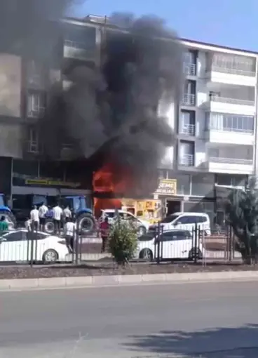 Elazığ’da iş yeri alevlere teslim oldu
