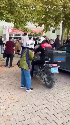 Elazığ’da KPSS’ye geç kalanlar, polisler tarafından yetiştirildi
