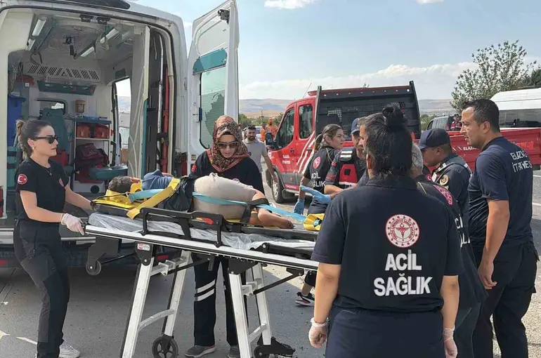 Elazığ’da minibüs ile hafif ticari araç çarpıştı: 7 yaralı
