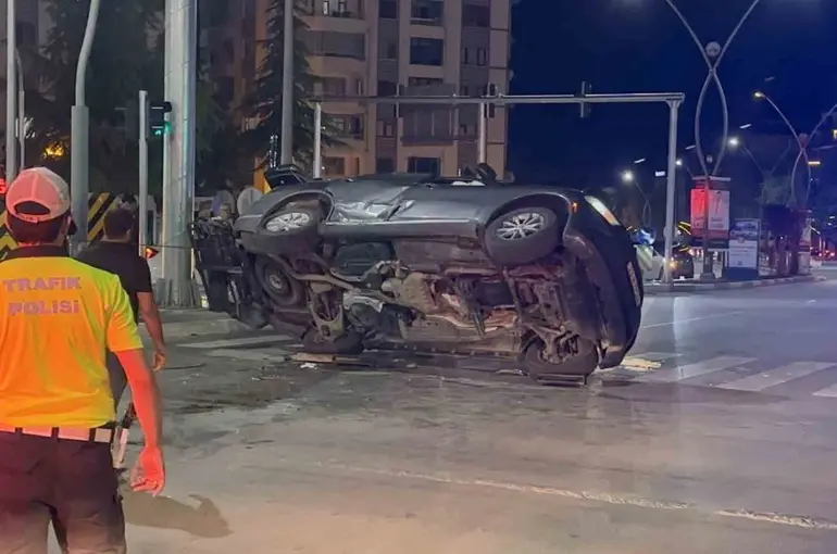 Elazığ’da otomobille çarpışan  araç yan yattı: 11 yaralı
