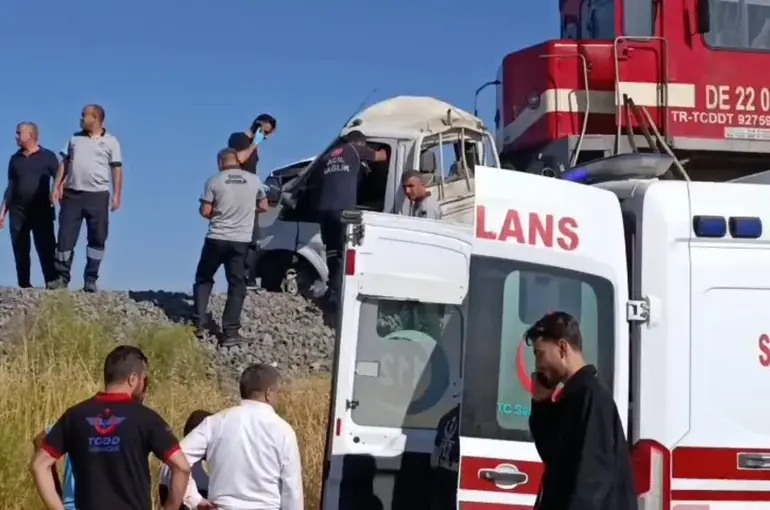 Elazığ’da tren kamyonete çarptı: 1 yaralı
