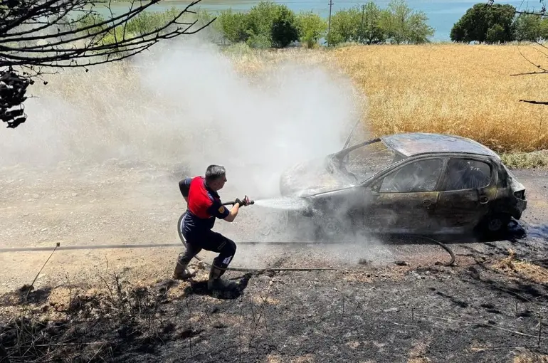 Elazığ’da yanan araç küle döndü

