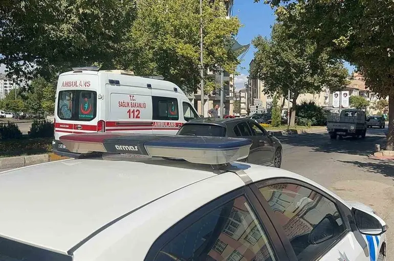 Elazığ’da yayaya çarpan motosiklet devrildi: 2 yaralı
