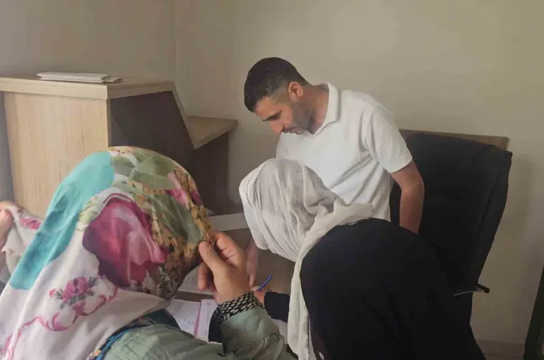 Elazığ’da zabıtadan dilenci denetimi: Bir saatte 600 lira topladılar
