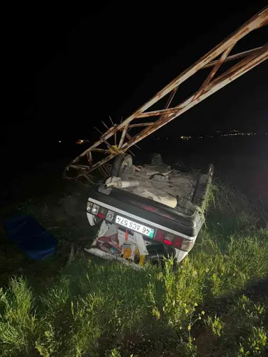 Elektrik direğine çarpan otomobil ters döndü
