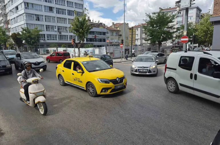 Elektrik kesintisi sebebiyle trafik ışıkları yanmayınca karışıklık meydana geldi
