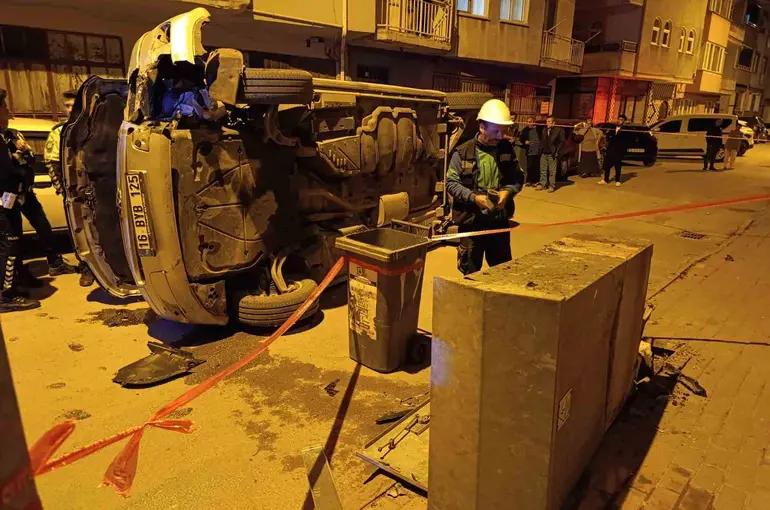 Elektrik panosuna çarpan minibüs devrildi, sürücü olay yerinden kaçtı
