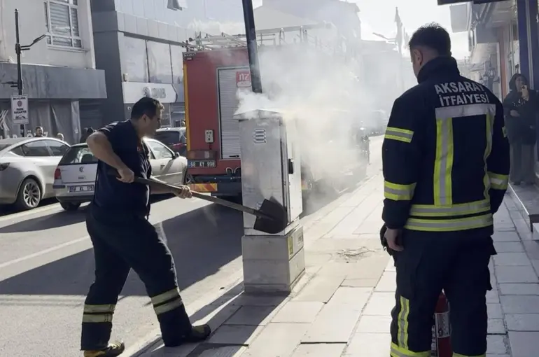 Elektrik panosundaki yangın paniğe neden oldu