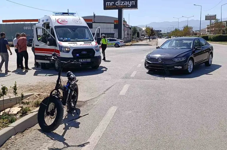Elektrikli bisiklet ile otomobil çarpıştı: 1 yaralı
