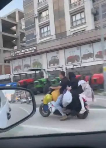 Elektrikli scooter üzerindeki tehlikeli yolculuk
