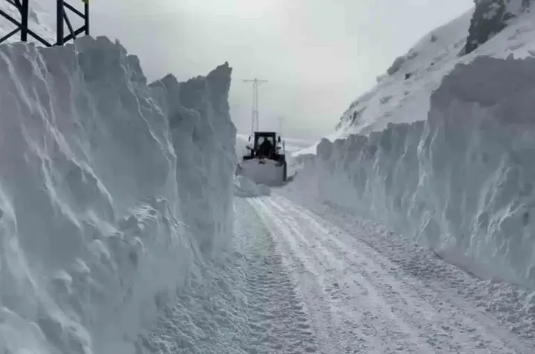 Eleşkirt’te çığ düşen Hayrangöl Köyü yolu ulaşıma açıldı
