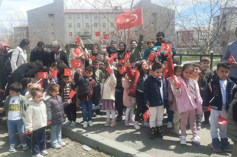Eleşkirt’te çocuklar ilk bayramlarını aileleriyle okulda kutladılar
