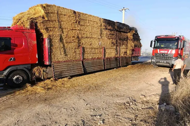 Elmadağ’da bir kamyonetteki saman balyaları yandı
