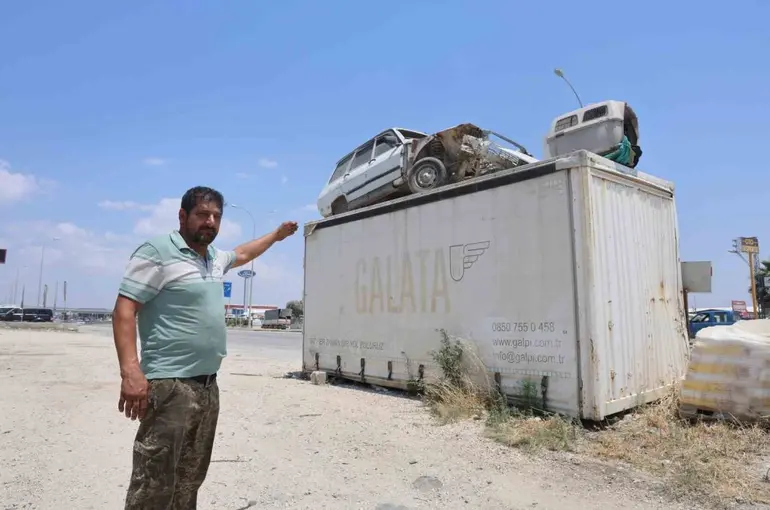 ’Emanet bizde namustur’ diyen esnaf, arkadaşının Toros’unu hırsızlardan koruyabilmek için forkliftle konteynerin üzerine koydu
