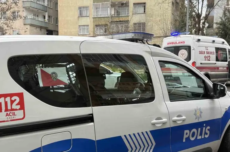 Emekli polis evinde ölü bulundu
