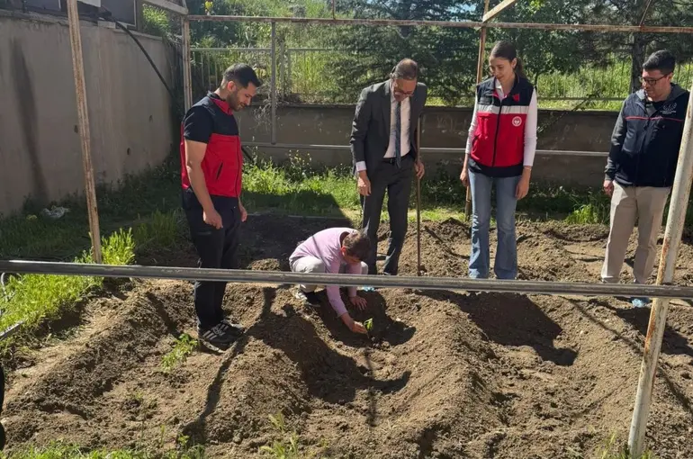 Emet’te minik eller toprakla buluştu

