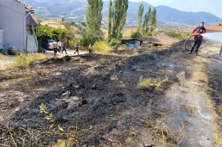 Emet’te ot yangını büyümeden söndürüldü
