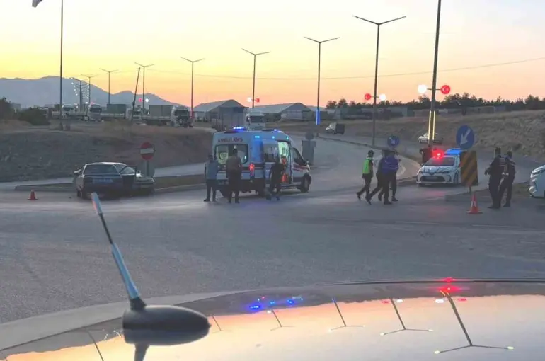 Emet’te trafik kazası: 4 kişi yaralandı, sürücü olay yerinden kaçtı
