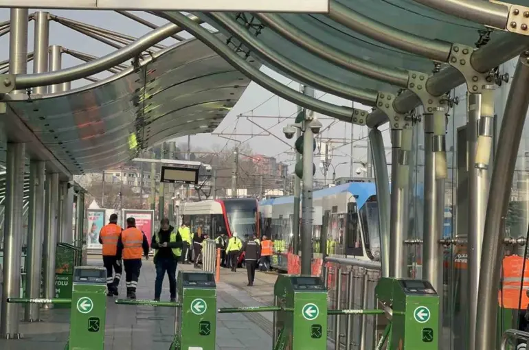 Eminönü’nde tramvay raydan çıktı
