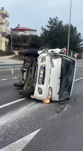 Emniyet şeridindeki araca çarptı: 2 yaralı
