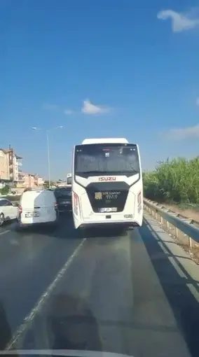 Emniyet şeridini kullanan araçlar ambulansa zor anlar yaşattı
