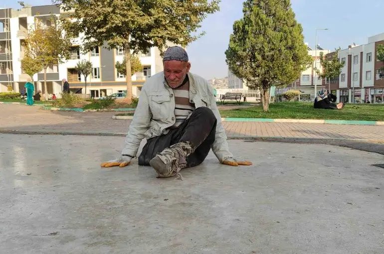 Engelli yaşlı adam sürünerek yaşıyor
