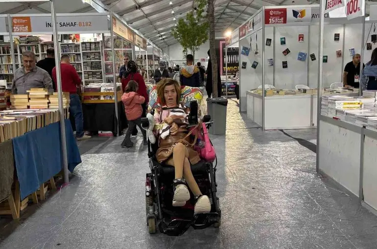 "Engelsiz Taksi" yazar Sena’yı her gün okurlarıyla buluşturuyor
