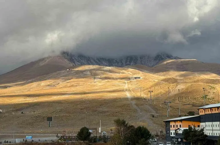 Erciyes’e mevsimin ilk karı yağdı
