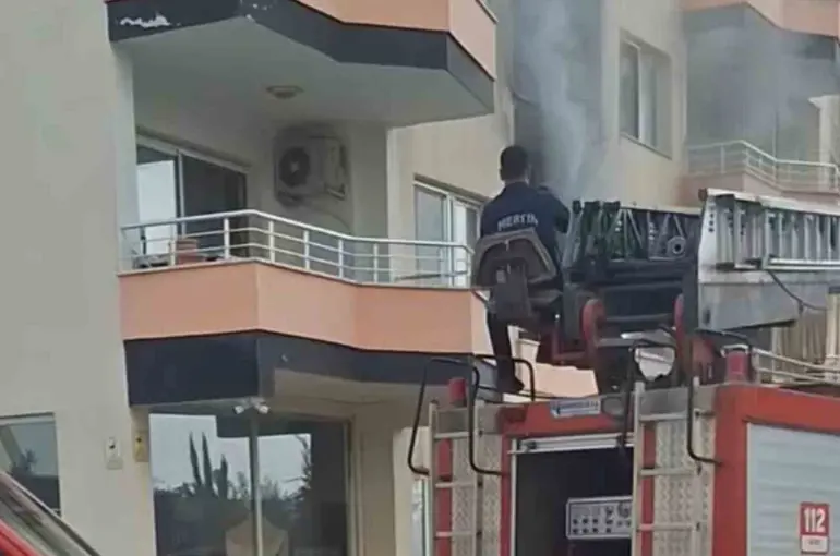 Erdemli’de bina yangını korkuttu
