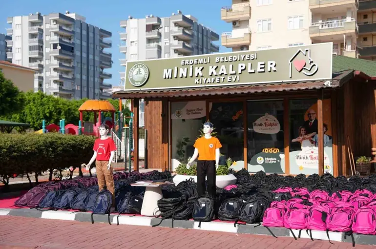 Erdemli’de öğrencilere kırtasiye ve kıyafet desteği
