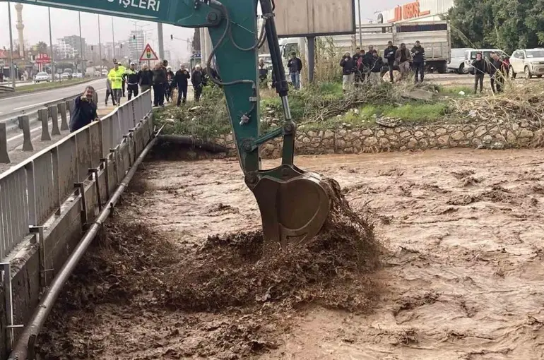 Erdemli’de şiddetli yağış sele neden oldu
