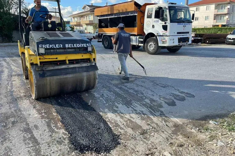 Erenler’de fiber internet çalışmalarının ardından asfalt çalışması başladı
