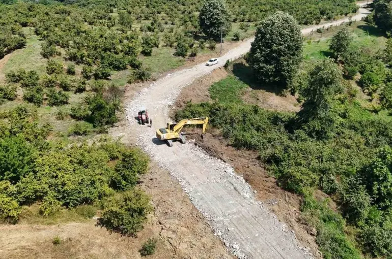 Erenler’de kırsal mahallelerde üstyapı ve yol çalışmaları sürüyor
