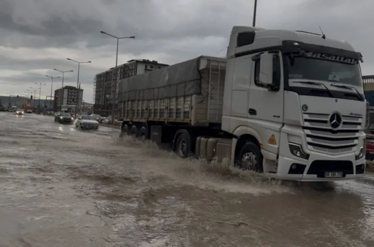 Ergani’yi sağanak vurdu, yollar göle döndü
