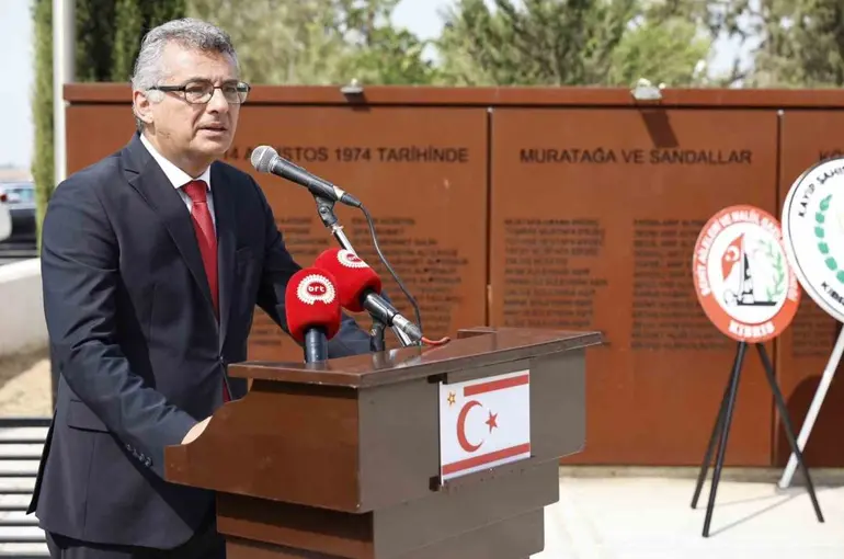 Erhürman’dan Şehitlikte Mesaj