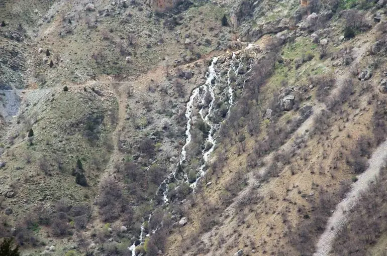 Eriyen kar suları şelaleye dönüştü
